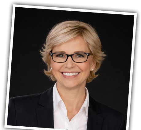 Porträt von Elke Klöfer im Business-Outfit.